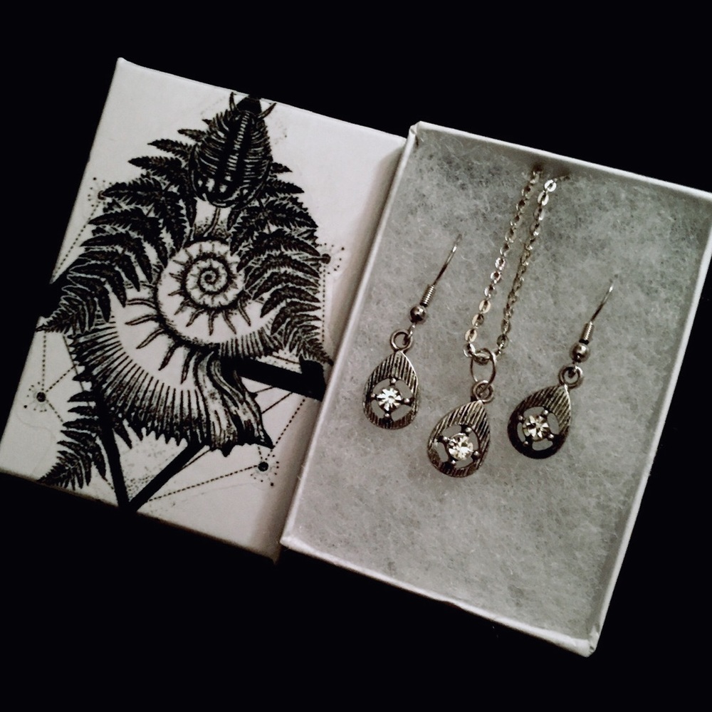 Necklace & earrings set 🐼